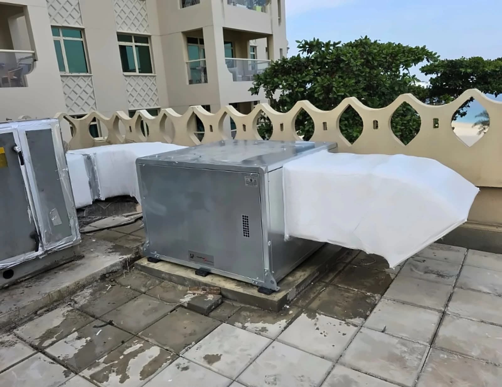 Kelvora rooftop air-handling installation connected to insulated ductwork