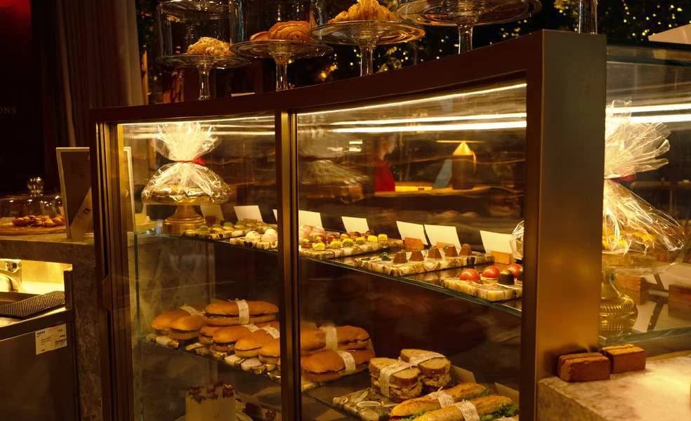 Food display and service area
