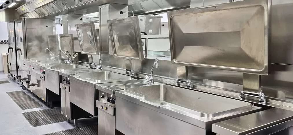 Cooking line and extraction canopy